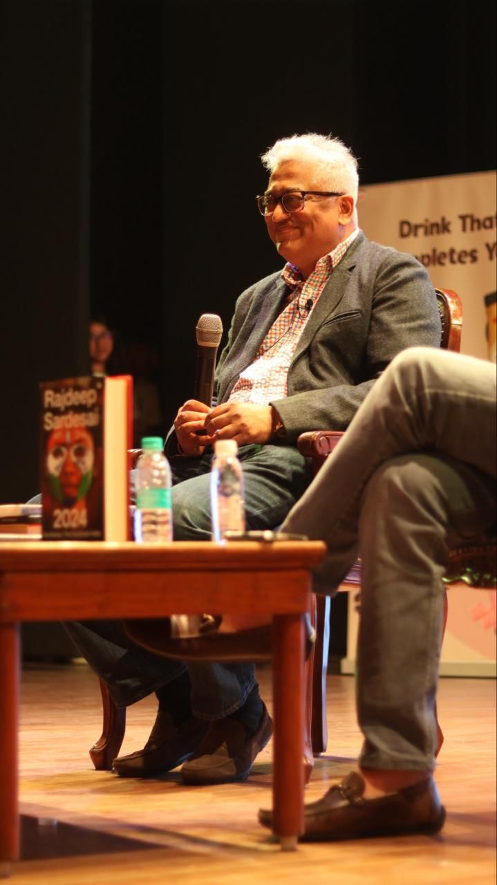 Speaker in conversation